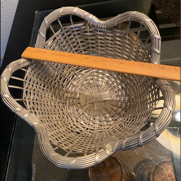 Flower Shaped Metal Basket - Picture 5 of 5